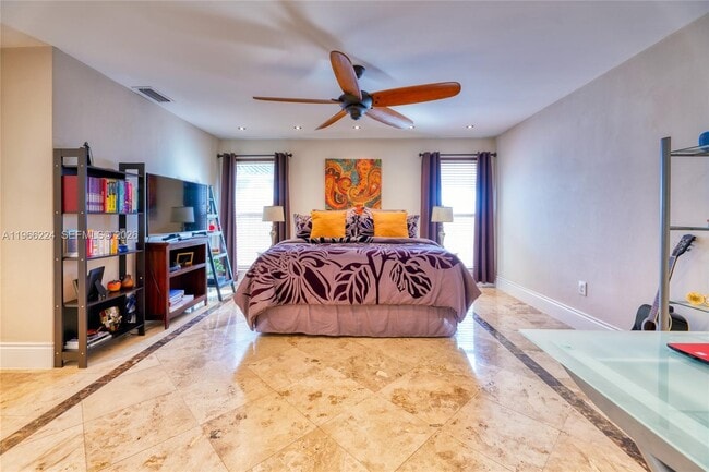 Building Photo - 5826 SW 17th St