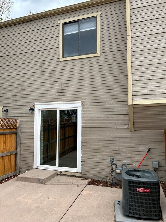 Building Photo - Available NOW, 2 bedroom townhome w/ AC - ...