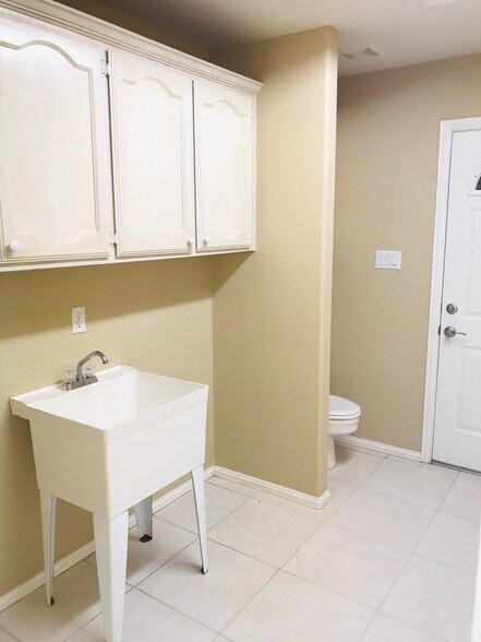 Oversized laundry room with 1/2 bath!! - 10212 N 12th St