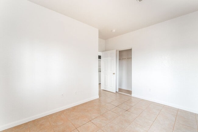 Building Photo - 3 Bedroom Condo with an Open Floor Plan!