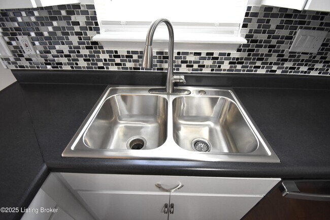 Building Photo - 4313 Hickoryview Dr