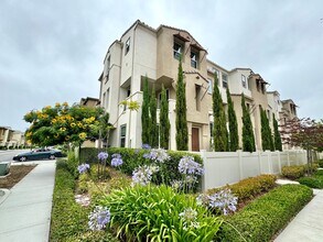 Building Photo - SD: Spacious 4BD/3.5BA Townhome in Oceanside with Community Pool, 2-Car Garage & Covered Balcony