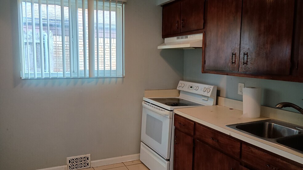 Building Photo - 15249 Roycroft St