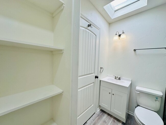 Building Photo - 1/2 Off Holiday Special! Modern Renovated 2 Bedroom! Desired Area Near Downtown with Washer/Dryer...