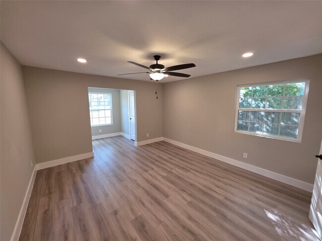 Building Photo - 10731 Hillside Dr