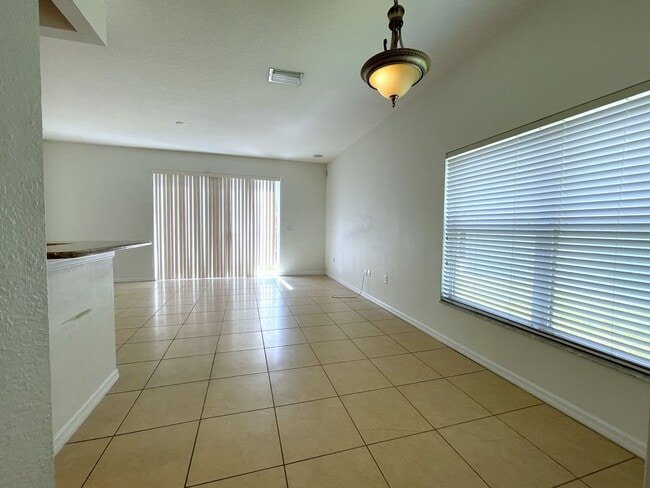Building Photo - 3/2.5 Townhome in Pinellas Park Available Immediately