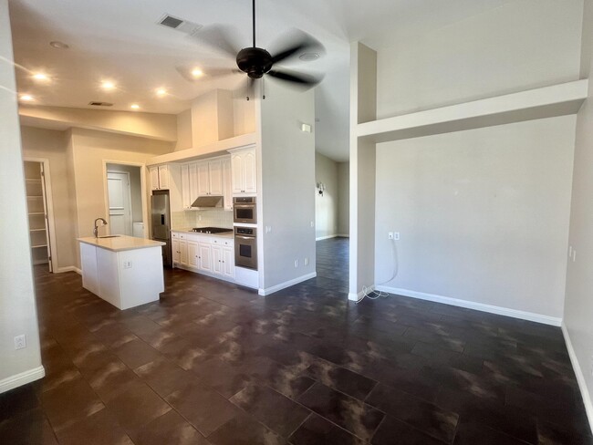 Building Photo - 11 Mission Palms Dr W