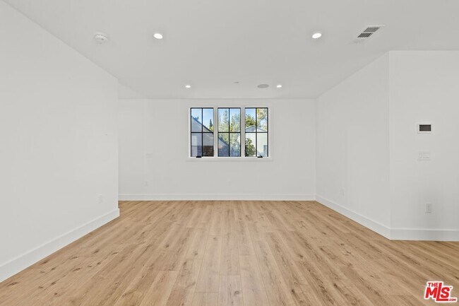 Building Photo - 5538 Tova Dr