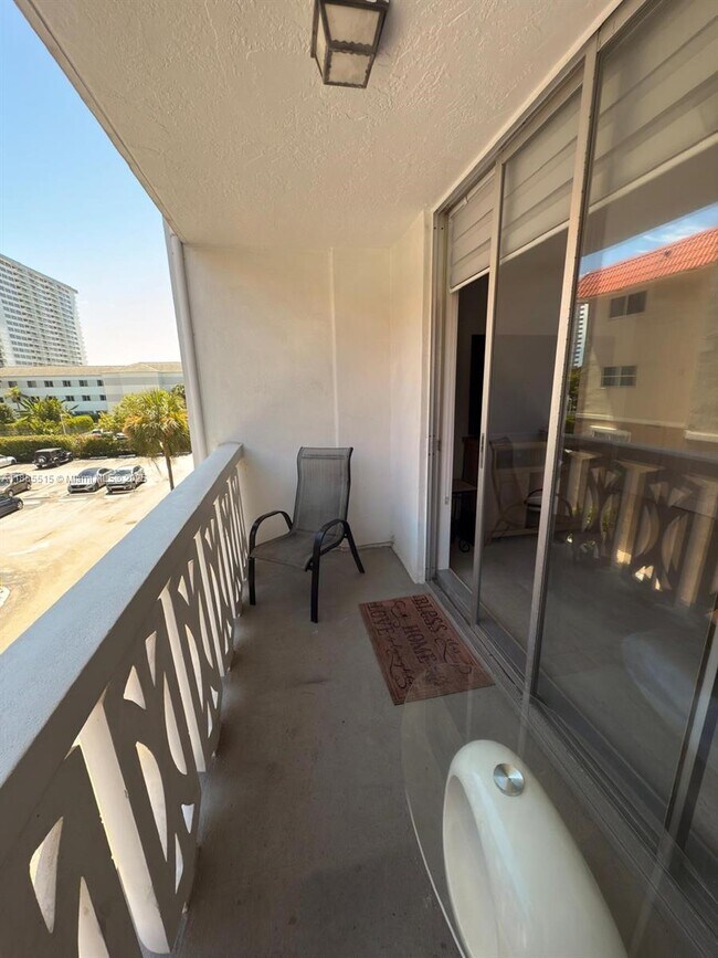 Building Photo - 3113 S Ocean Dr