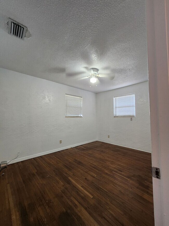 Building Photo - 4 Bedroom Single Family Home