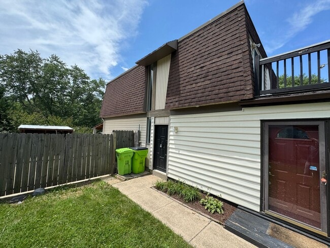 Building Photo - Relaxing 3 Bed 2.5 Bath Single Family Home...