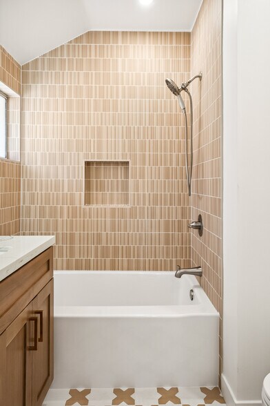 Bathroom #2 in Ensuite - 4702 Kraft Ave