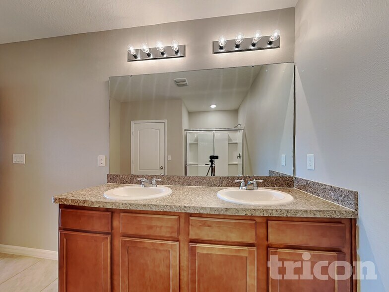 Building Photo - 991 Summer Glen Dr
