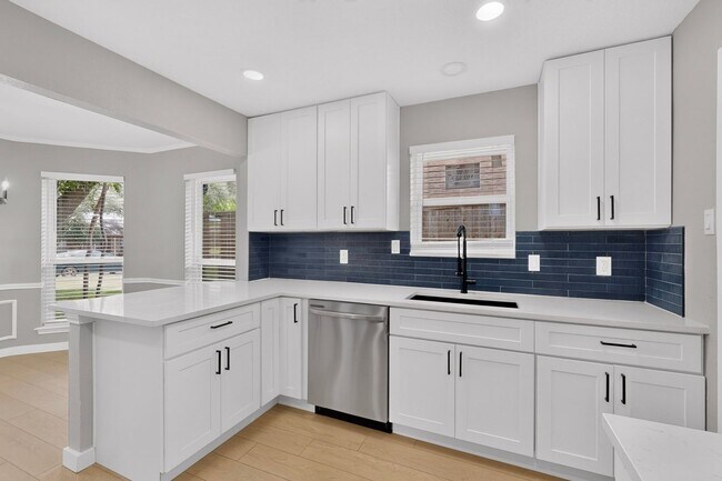 Building Photo - 620 W Stoneybrook Dr
