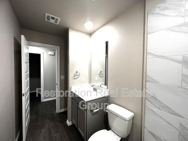 Building Photo - 2717 Dennis Dr