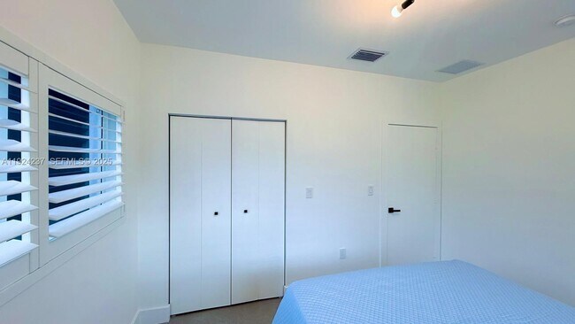 Building Photo - 4701 NE 3rd Ave