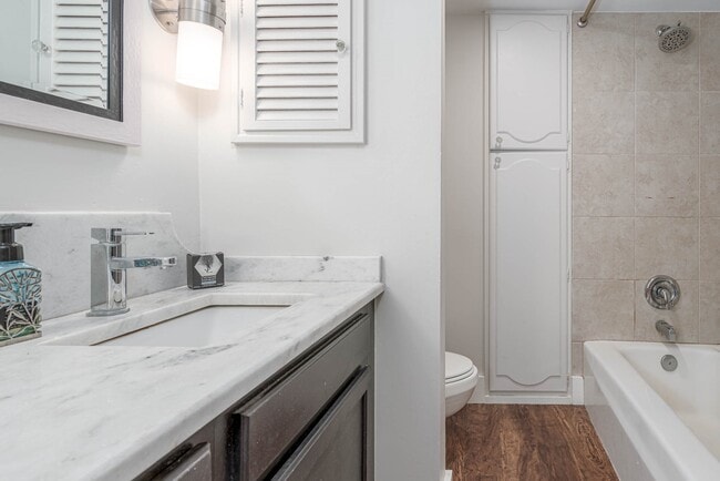 Building Photo - 384 N Post Oak Ln