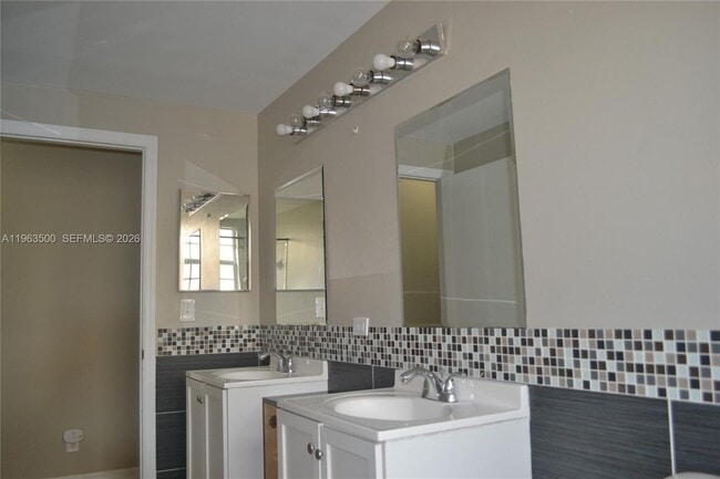 Building Photo - 1935 Madeira Dr