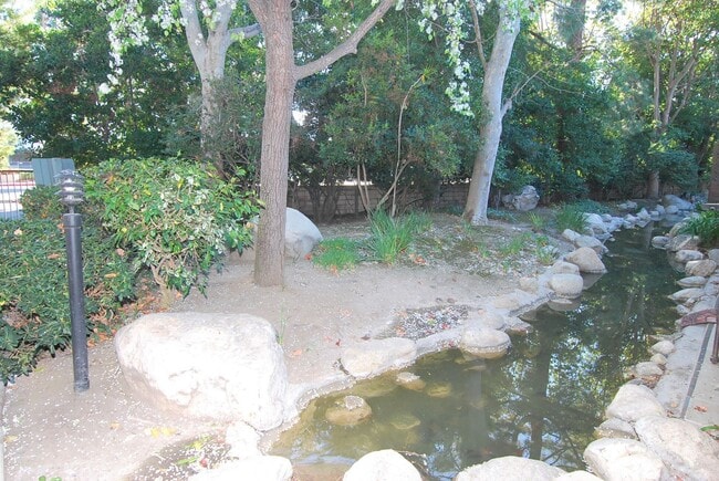 Building Photo - Stunning Fully Remodeled Condo in Costa Mesa