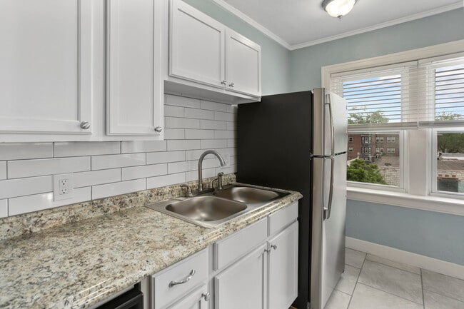 Building Photo - 722 W 37th St