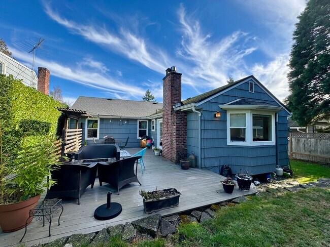 Building Photo - View Ridge Home