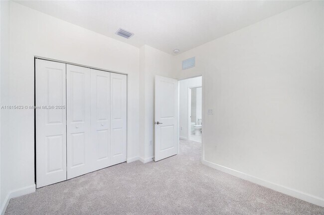 Building Photo - $2,490 2890 SE 26 Ter
