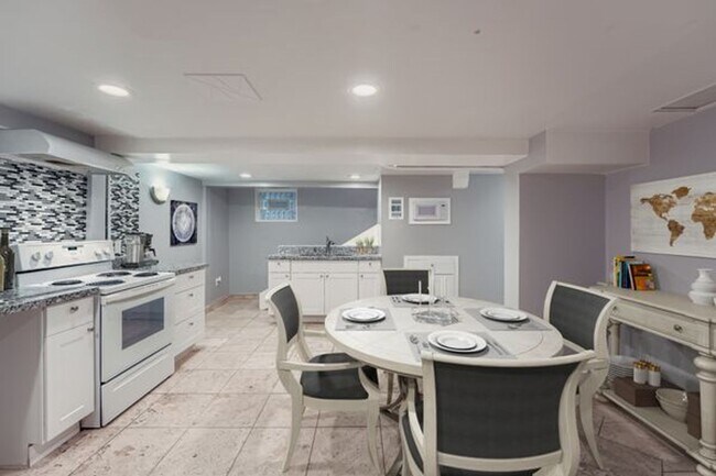 Building Photo - Stylish Home in the Heart of Highland with Detached Garage & Mother-in-Law Suite