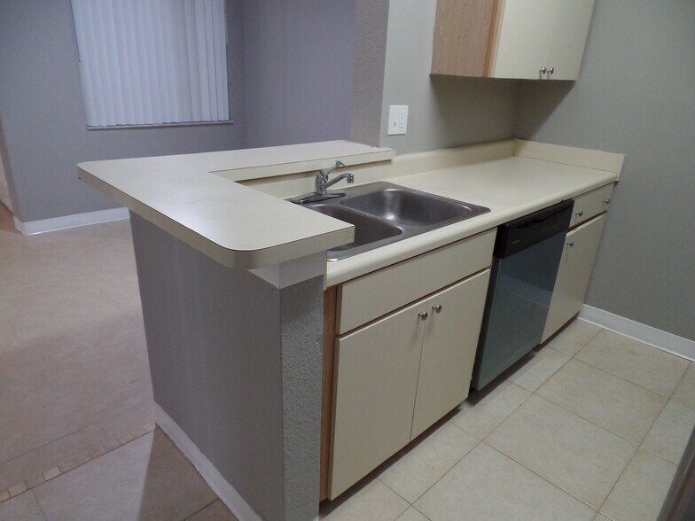 Building Photo - 2850 N Oakland Forest Dr