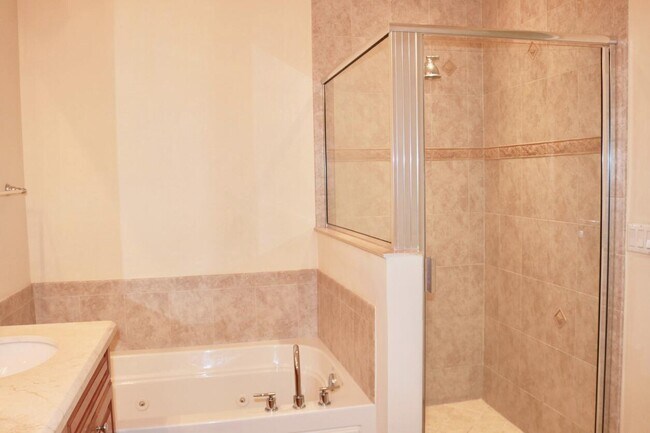 Building Photo - 3042 Waterside Cir