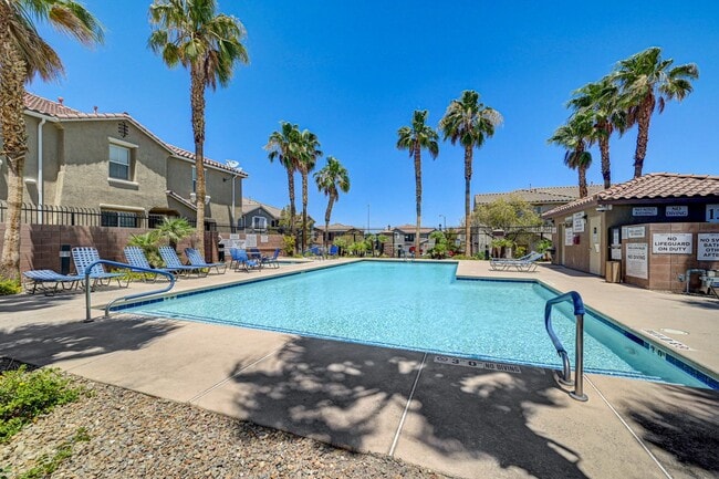 Building Photo - Stylish Townhome with Private Patio!