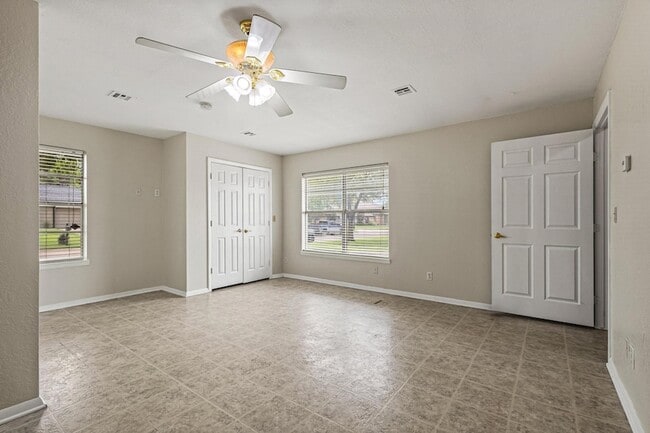 Building Photo - 216 Red River Dr