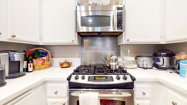 Building Photo - Fantastic 2 bed / 2 bath Condo in Huntingt...