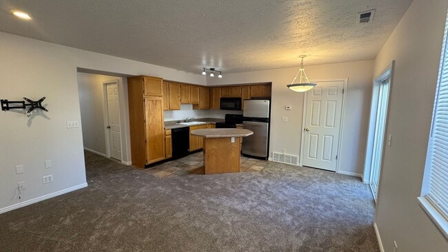 Building Photo - 3 Bedroom 2.5 Bath in West Jordan!