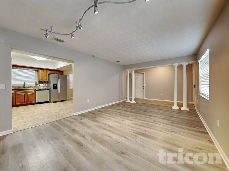 Building Photo - 806 Bills Cir