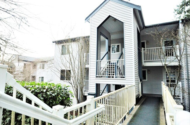 Building Photo - Top-Floor Condo near Bellevue Downtown