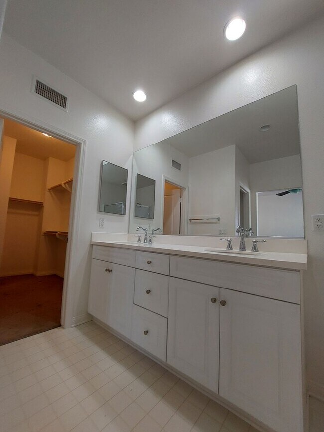 Building Photo - Beautiful townhouse in Ontario-CALL FOR OUR MOVE-IN SPEACIAL