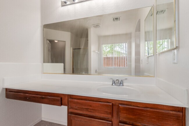 Building Photo - 608 W Rattlesnake Pl