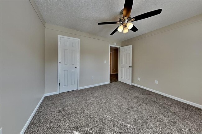 Building Photo - 44 Oak Landing Ct S
