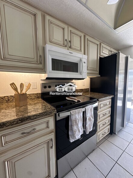 Building Photo - 1011 E Renee Dr