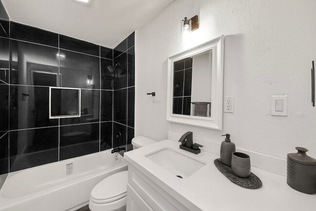 Building Photo - 7640 Broadview Dr