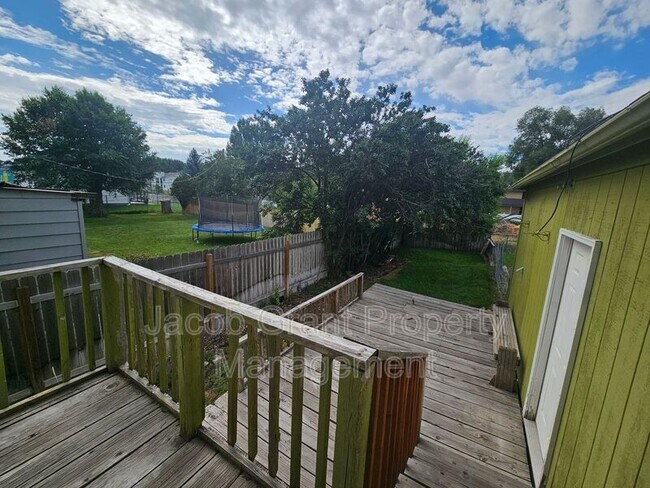 Building Photo - 360 N Fanning Ave