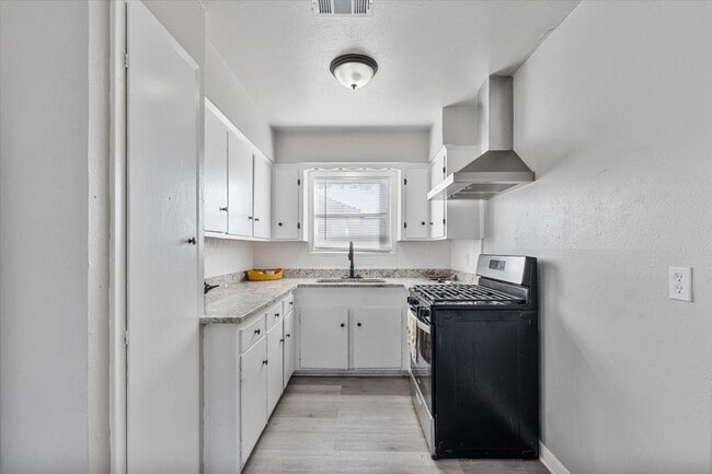 Building Photo - 833 Dutch St