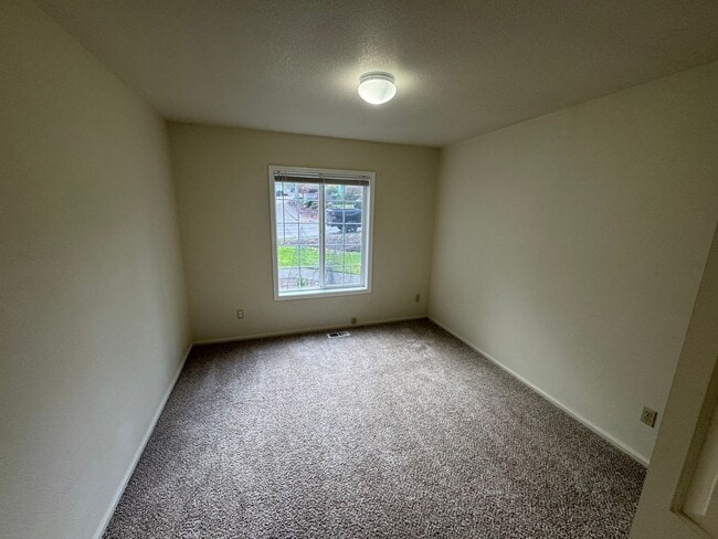 Building Photo - Single level home ~3 Bedroom ~ 2 bath House in Great Location with A/C