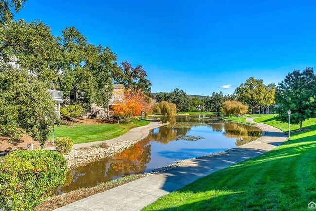 Building Photo - Attractive 3bd/2.5ba Townhouse in Sonoma Greens!