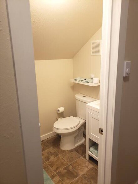 Building Photo - 1427 E Hays St