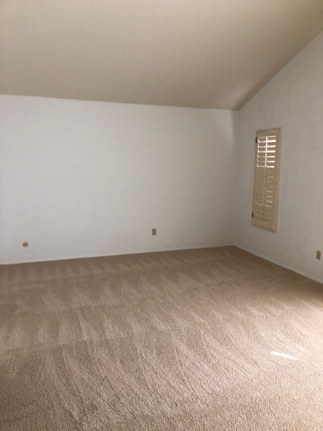 Building Photo - Beautiful Four Bedroom Two Story Home - UT...