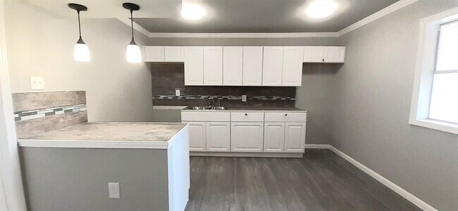 Building Photo - 221 Caylor St