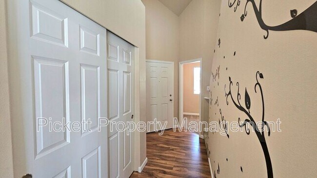 Building Photo - 102 Goldenrod St