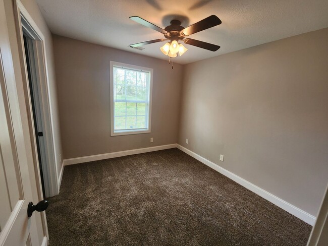 Building Photo - Rent Ready!