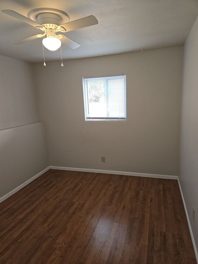 Building Photo - MOVE IN SPECIAL 2BR/1BA in Grandview